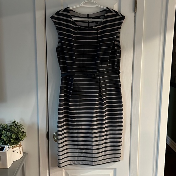 Form fitting striped dress - Picture 1 of 2